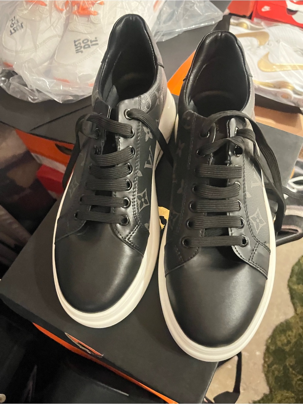 Louis Vuitton Men's Black Low-Top Leather Sneakers size 9.5 Beautiful!